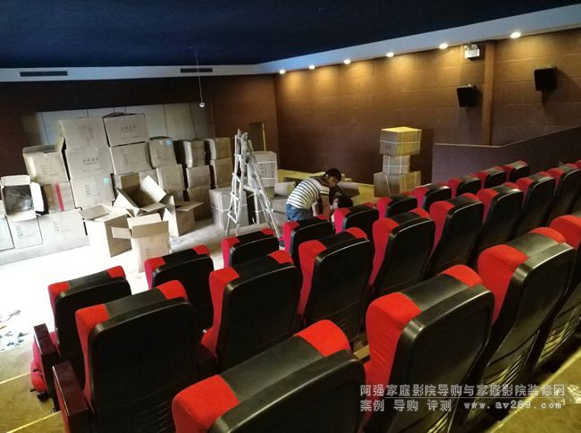 影院座椅安裝現(xiàn)場